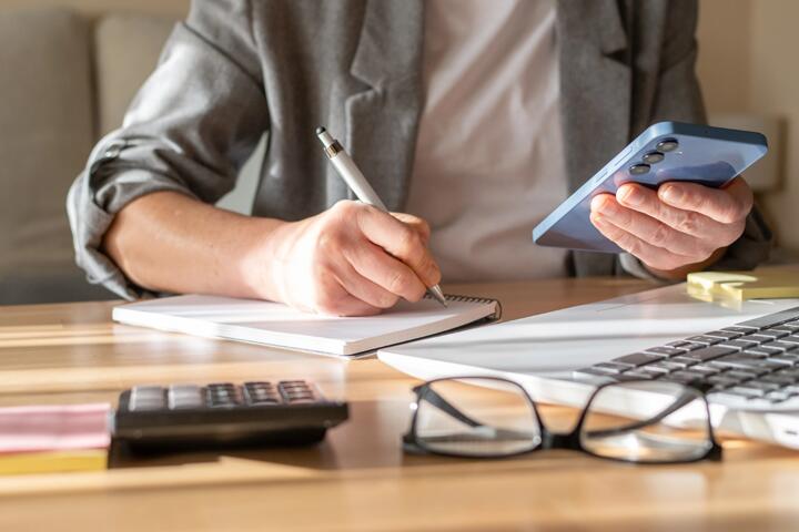 How to Avoid Common Decision Biases When Investing